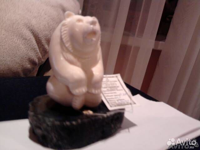 Статуэтка медведя с золотым самородком