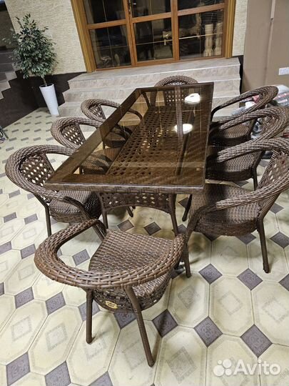 Стол и стулья