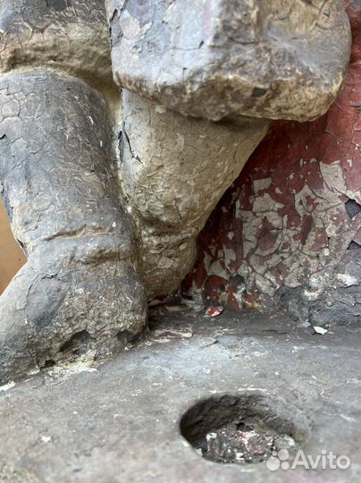 Памятник Ульянов Ленин с книгой