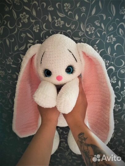 Вязаная игрушка заяц