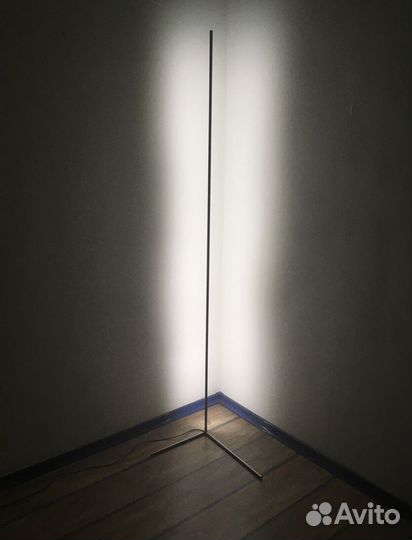 Угловой напольный светильник