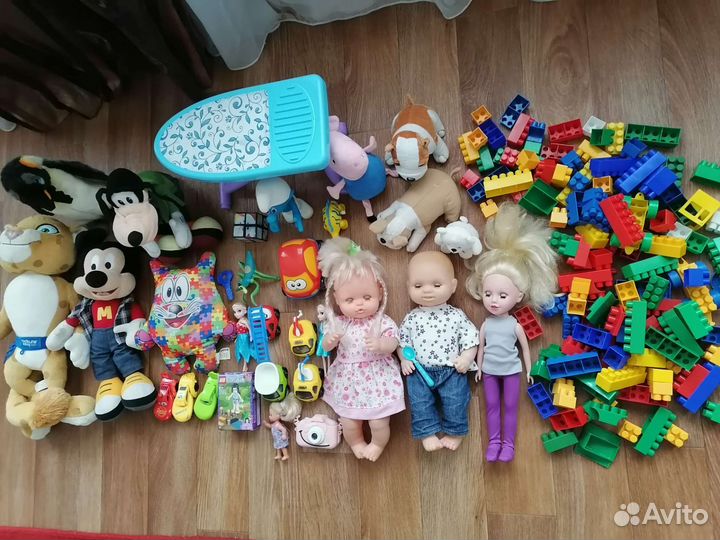 Два пакета игрушек