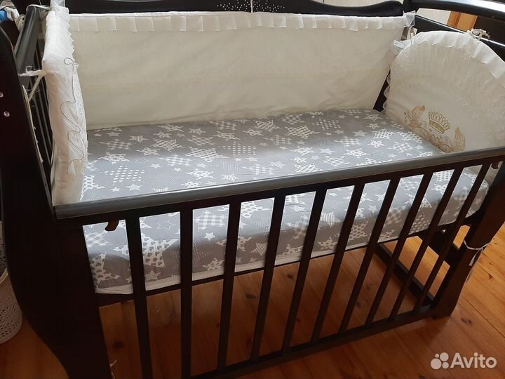 Детская кроватка с маятником и ящиком