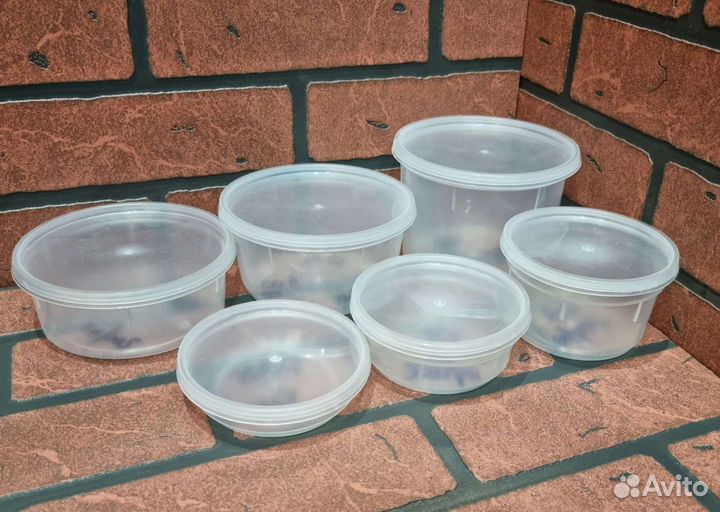 Пластиковая банка с крышкой. Пищевая