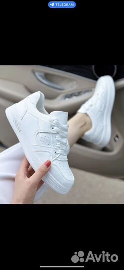 Кроссовки женские