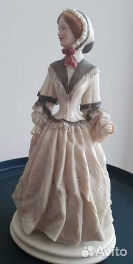 Статуэтка Дама с платочком.Образ Джейн Эйр. Италия