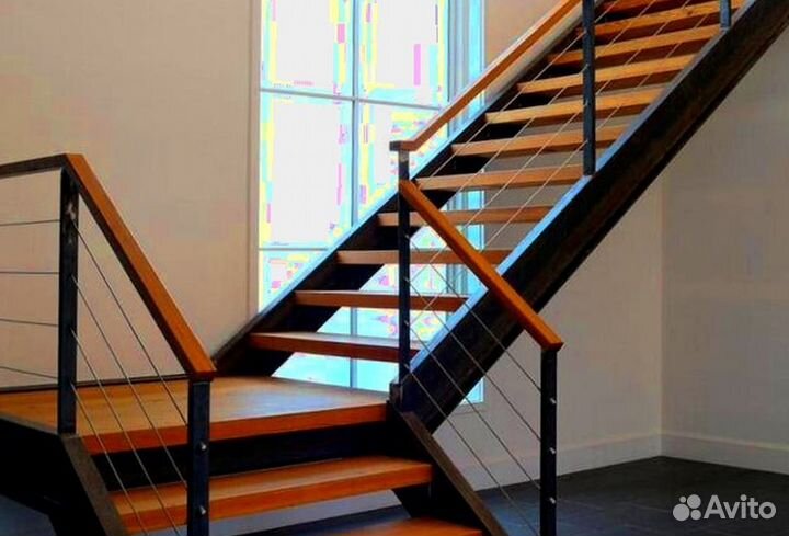 Лестница на металлокаркасе закрытого типа