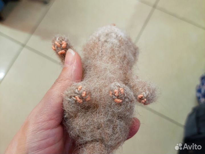 Вязаный спящий котенок