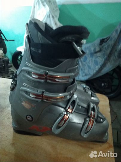 Горные лыжи, ботинки, шлем