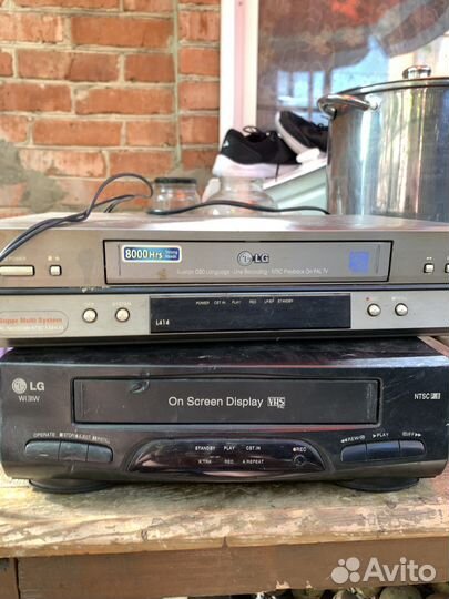 Видеомагнитофон и касеты