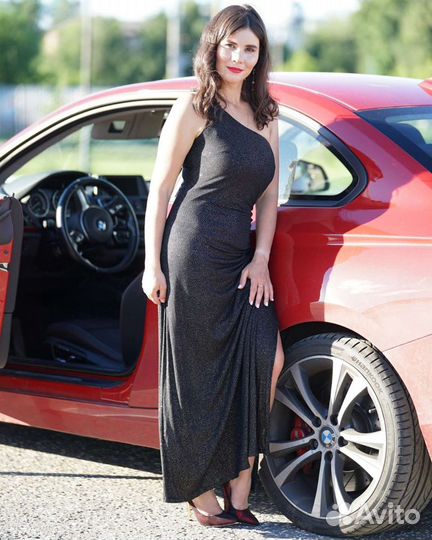 Танцующая ведущая и поющий диджей