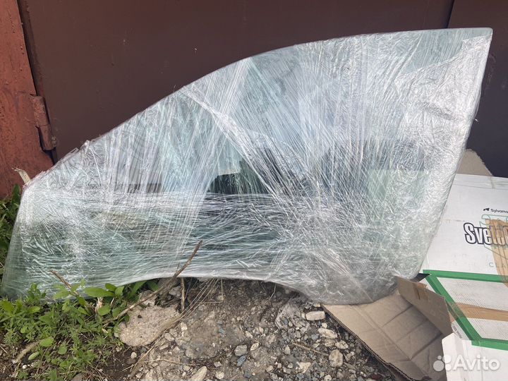 Стекла дверей передние и задние BMW