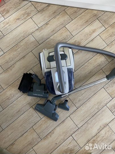 Пылесос Vitek с аквафильтром