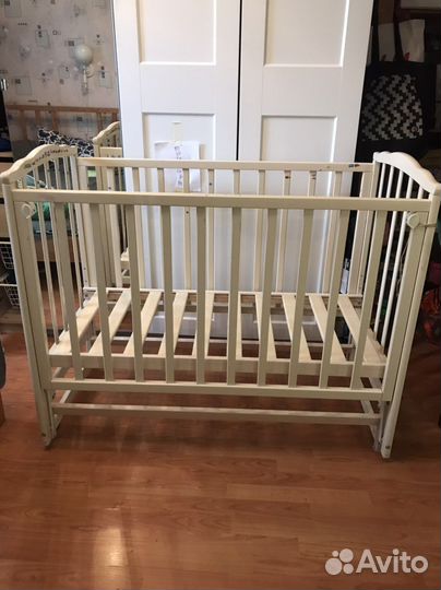 Детская кроватка с продольным маятником