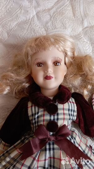 Кукла фарфоровая