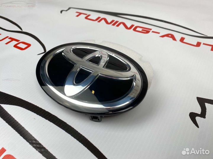 Эмблема в решетку Toyota Camry 40