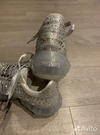 Кроссовки в стиле известного бренда