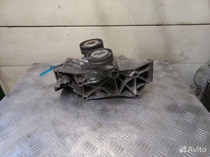 Кронштейн генератора Volkswagen Bora 1.4 - 1.6 16V