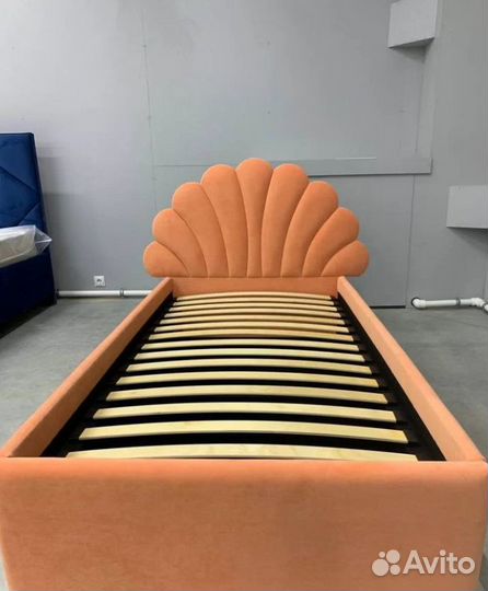 Детская кровать с бортиками 