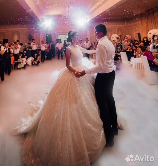 Тяжелый дым и снег на первый танец молодых в Крыму