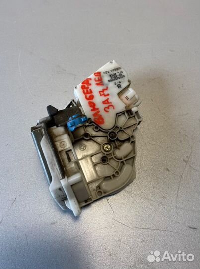 Замок двери задний левый Nissan Bluebird U14