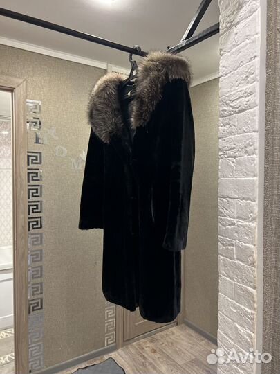 Шуба мутоновая с капюшоном с чернобуркой