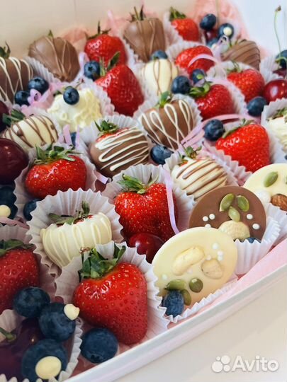 Клубника в шоколаде, к коробках и стаканчиках