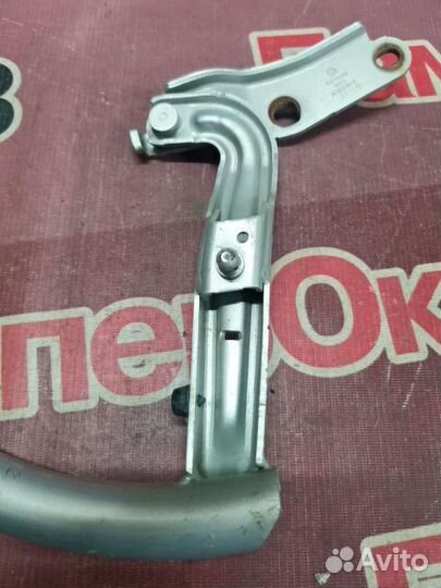 Петля крышки багажника задняя левая Volkswagen Pas