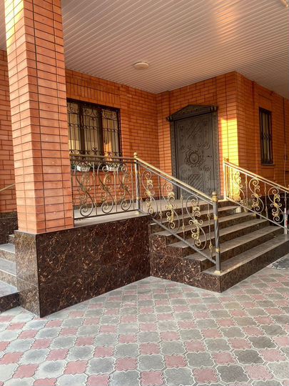 Дом 320 м² на участке 8 сот.