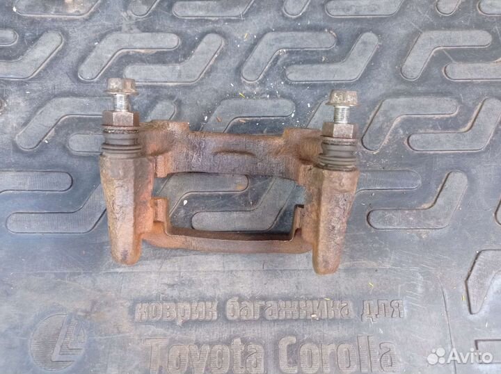 Скоба заднего тормозного суппорта Тойота Королла