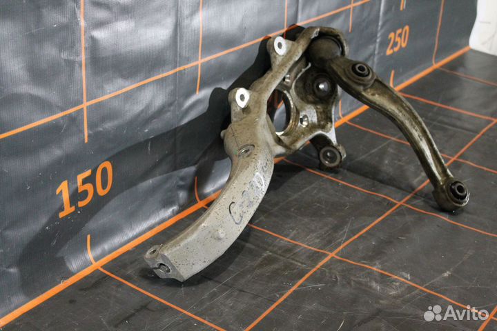 Кулак поворотный передний правый