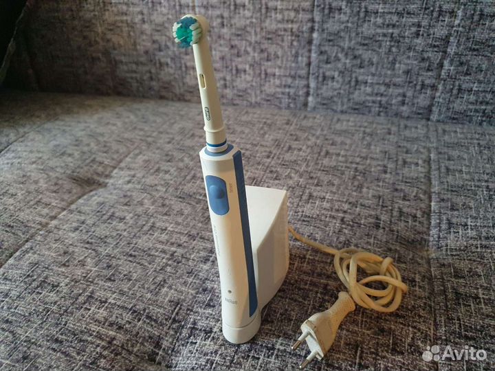 Зубная щетка Braun Oral-B Pro 4729