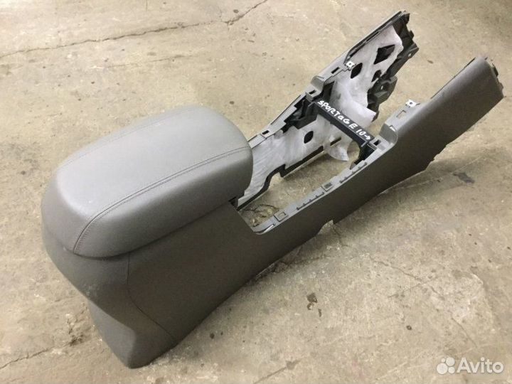 Подлокотник серый Kia Sportage 2010-2015