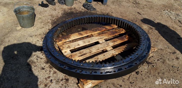 Опорно поворотный подшипник Hitachi ZX240