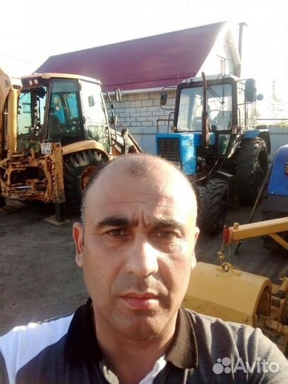 Водитель погрузчика и экскаватор погрузчик фронтал