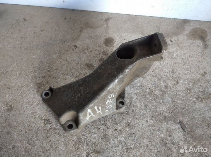 Кронштейн двигателя левый Audi A4 B7 2005-2007