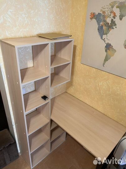 Углавой стол со стелажом