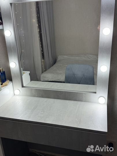 Туалетный столик с зеркалом и подсветкой