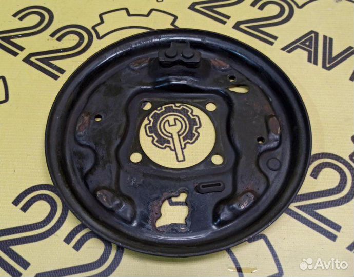 Щиток тормозного механизма задний правый Toyota