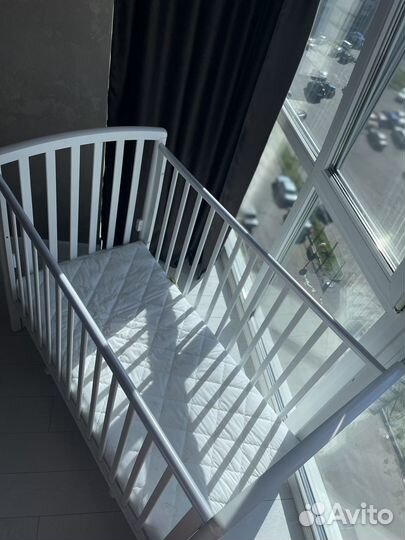 Детская кроватка с маятником и ящиком