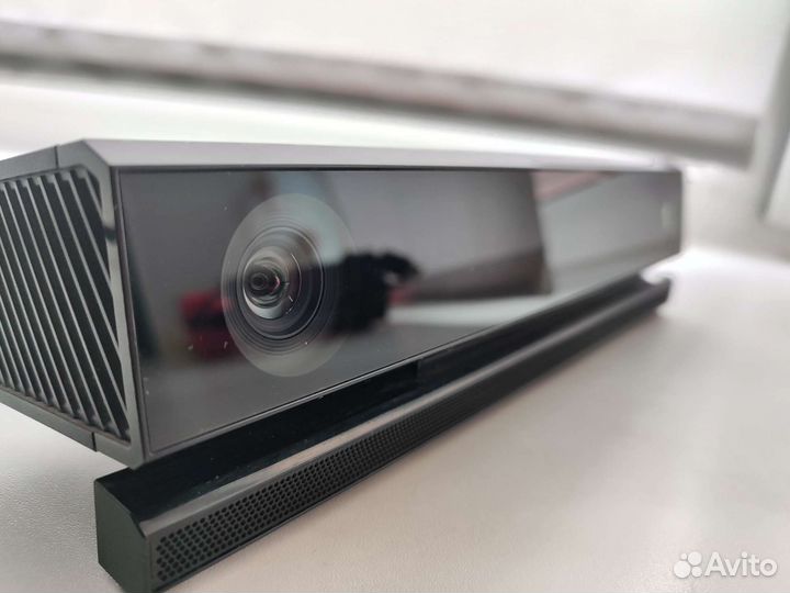Xbox One + Kinect + 2 джойстика + 7 дисков