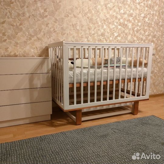 Детская кроваткас маятником