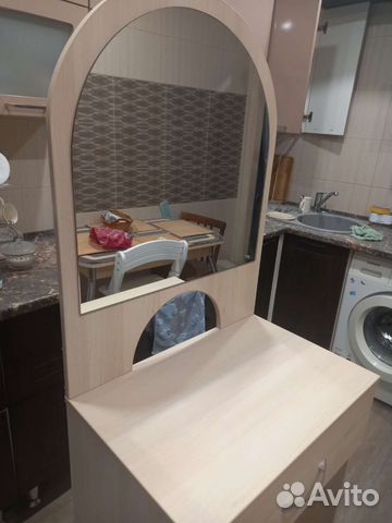 Туалетный столик с зеркалом