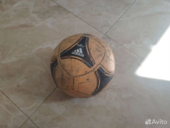 Футбольный мяч adidas euro2012