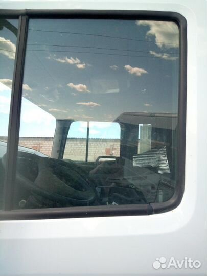 Стекло левое Hyundai Hd500 тягач 2010
