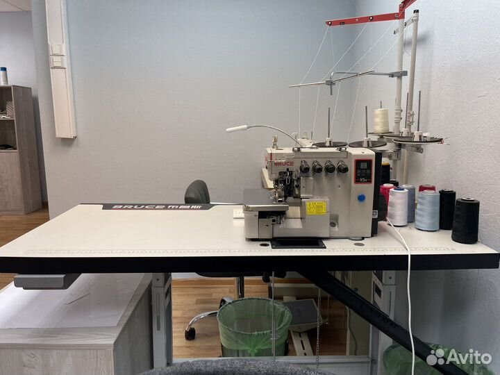 Оверлок Bruce X5 + стол промышленный Bruce