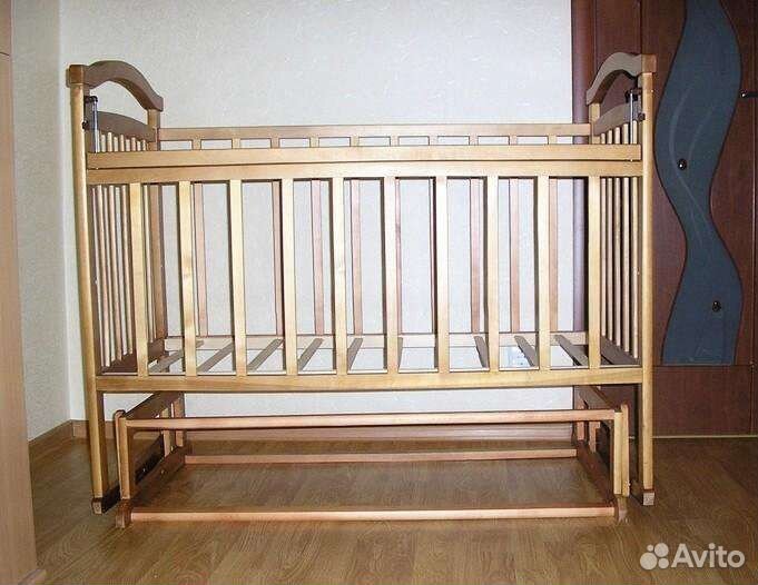 Детская кроватка с маятником и матрасом