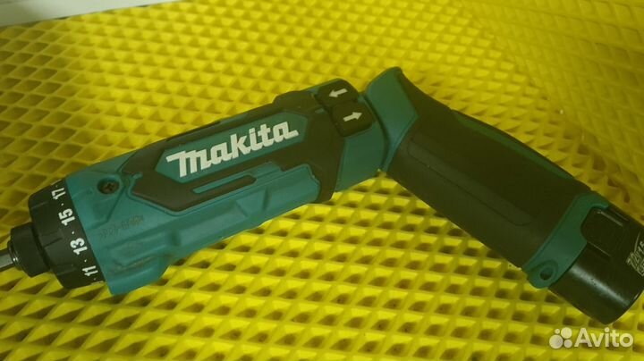 Аккумуляторная отвертка Makita DF012DSE