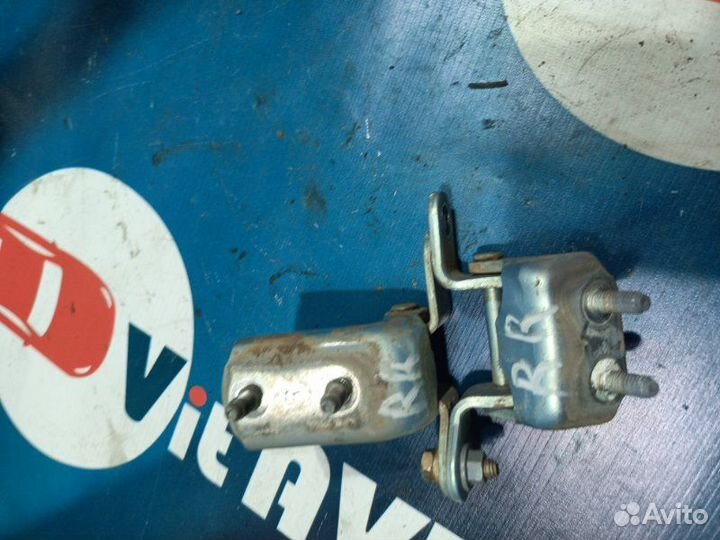 Шарнир двери задний правый Toyota Prius NHW10