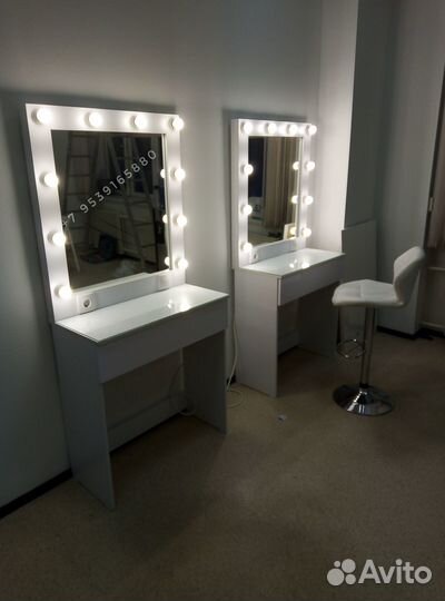 Туалетный столик с зеркалом